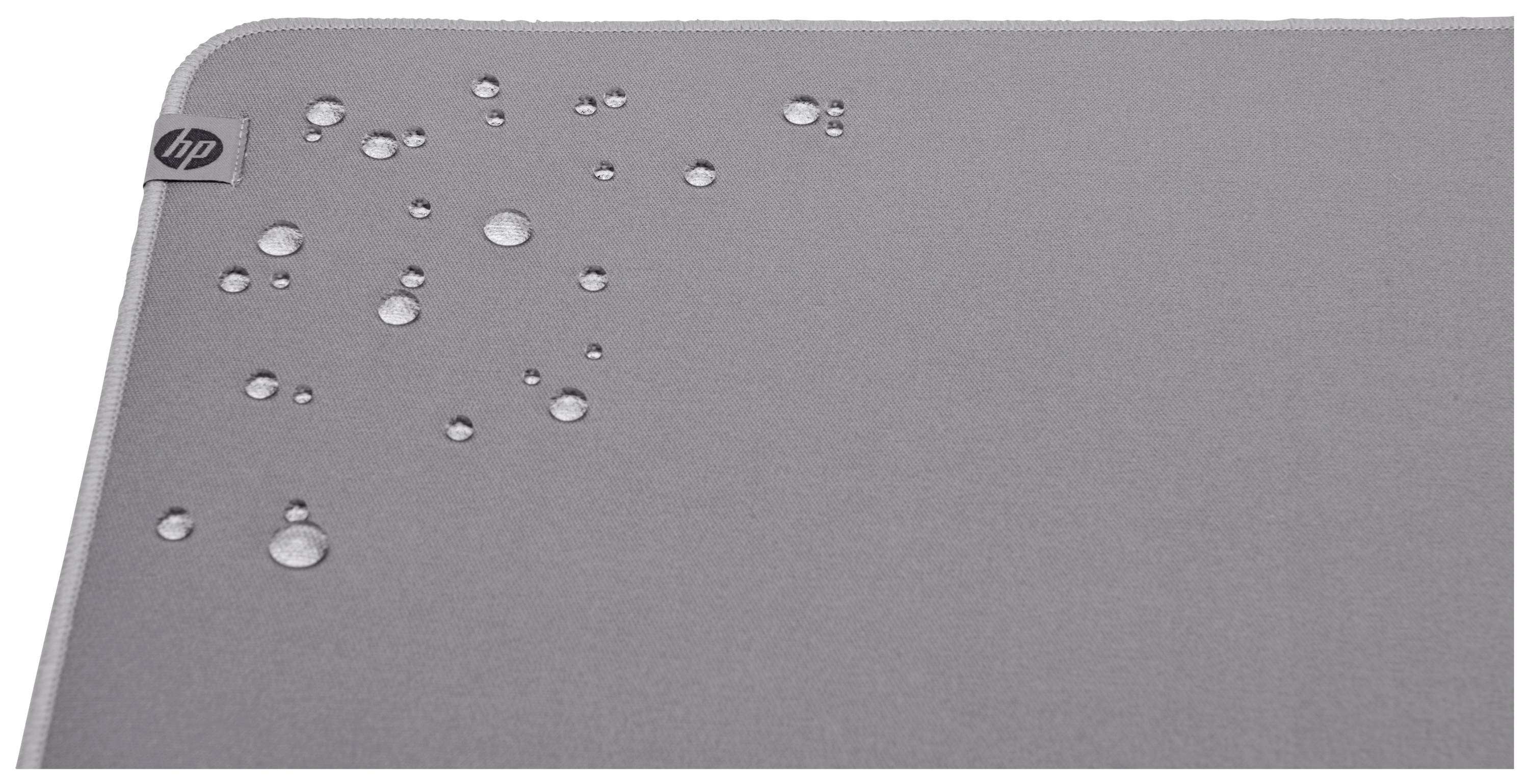 Grå overflade med HP-logo øverst til venstre og flere vanddråber på overfladen, der viser vandfrastødende egenskaber.