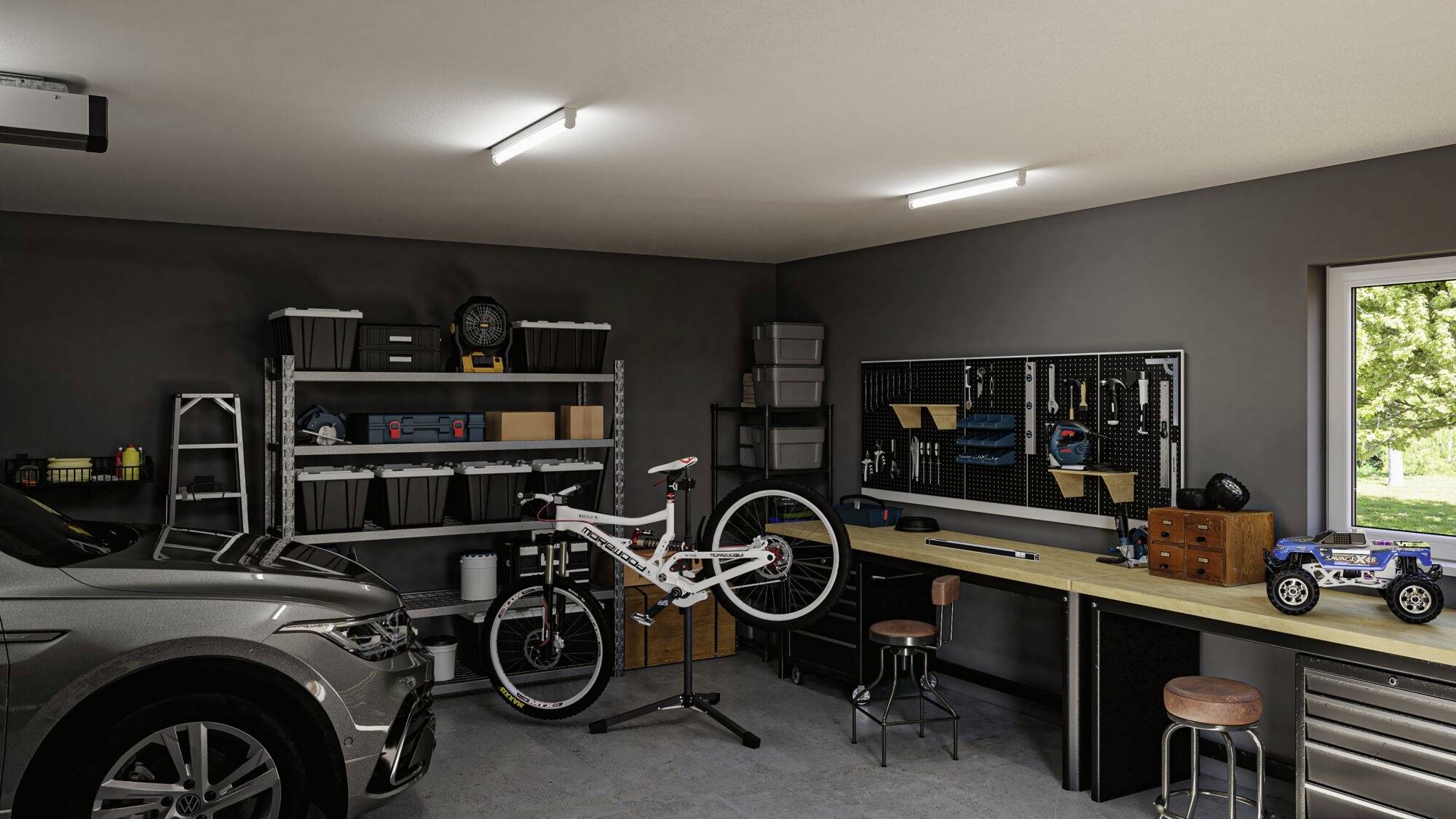 En ryddelig garage med bil, cykel på stativ, hylder fyldt med kasser og værktøj og et langt arbejdsbord. Vinduet viser grønne træer.