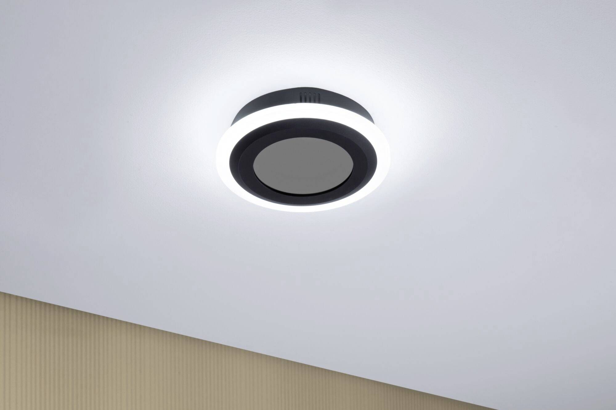 Rund loftslampe med kraftigt LED-lys i moderne design, monteret på en hvid lofteflade.