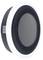 Sort rundt kameraobjektivdæksel med hvid kant. Udsender en moderne, teknologisk atmosfære.