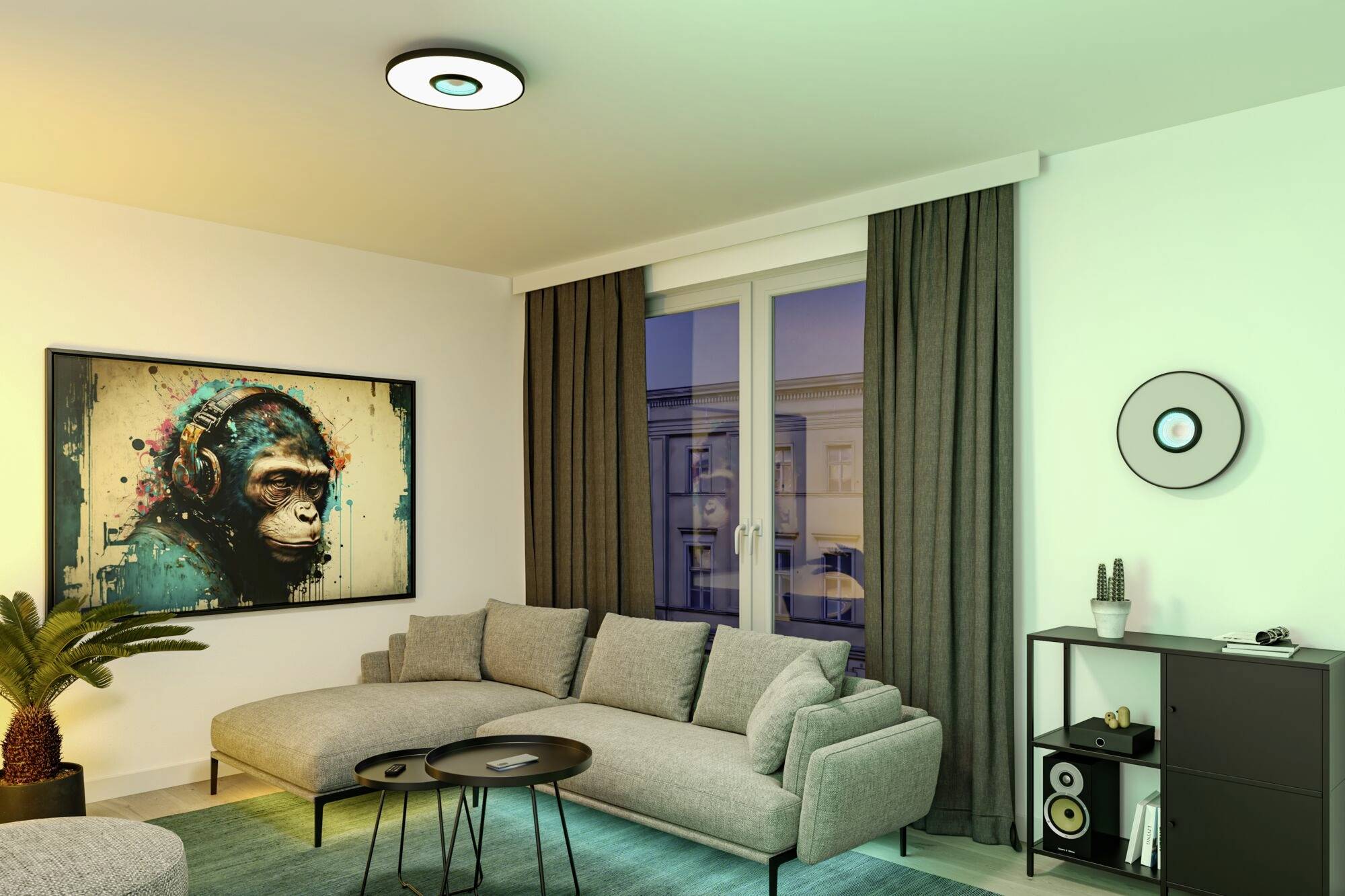 Et moderne stue med en grå sofa, et kunstværk af en abe på væggen og en rund loftslampe. Vinduer med gardiner i baggrunden.