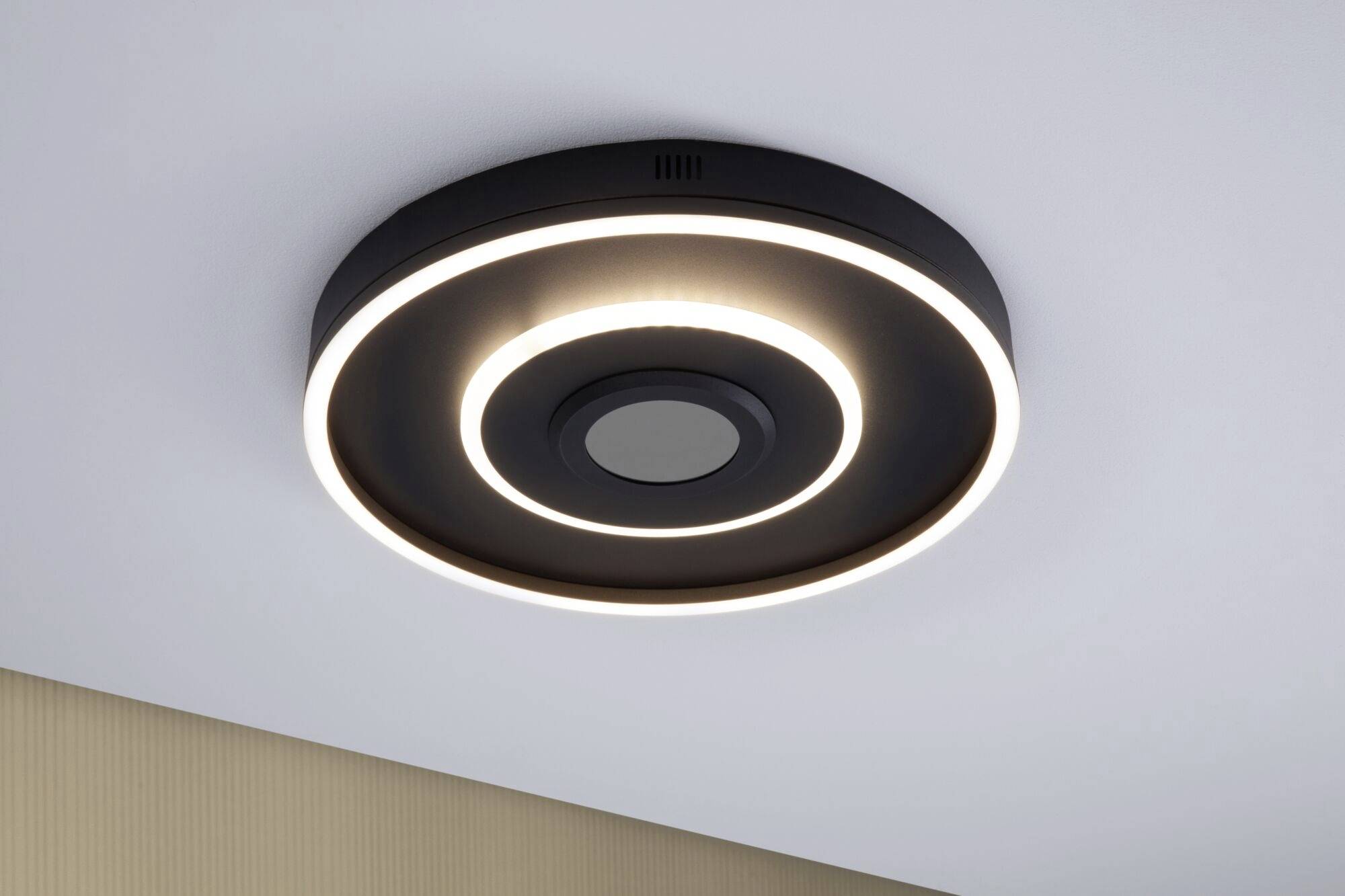 Sort loftlampe med cirkulær LED-lysdesign. Den udsender et blødt, ensartet lys og har en moderne stil.