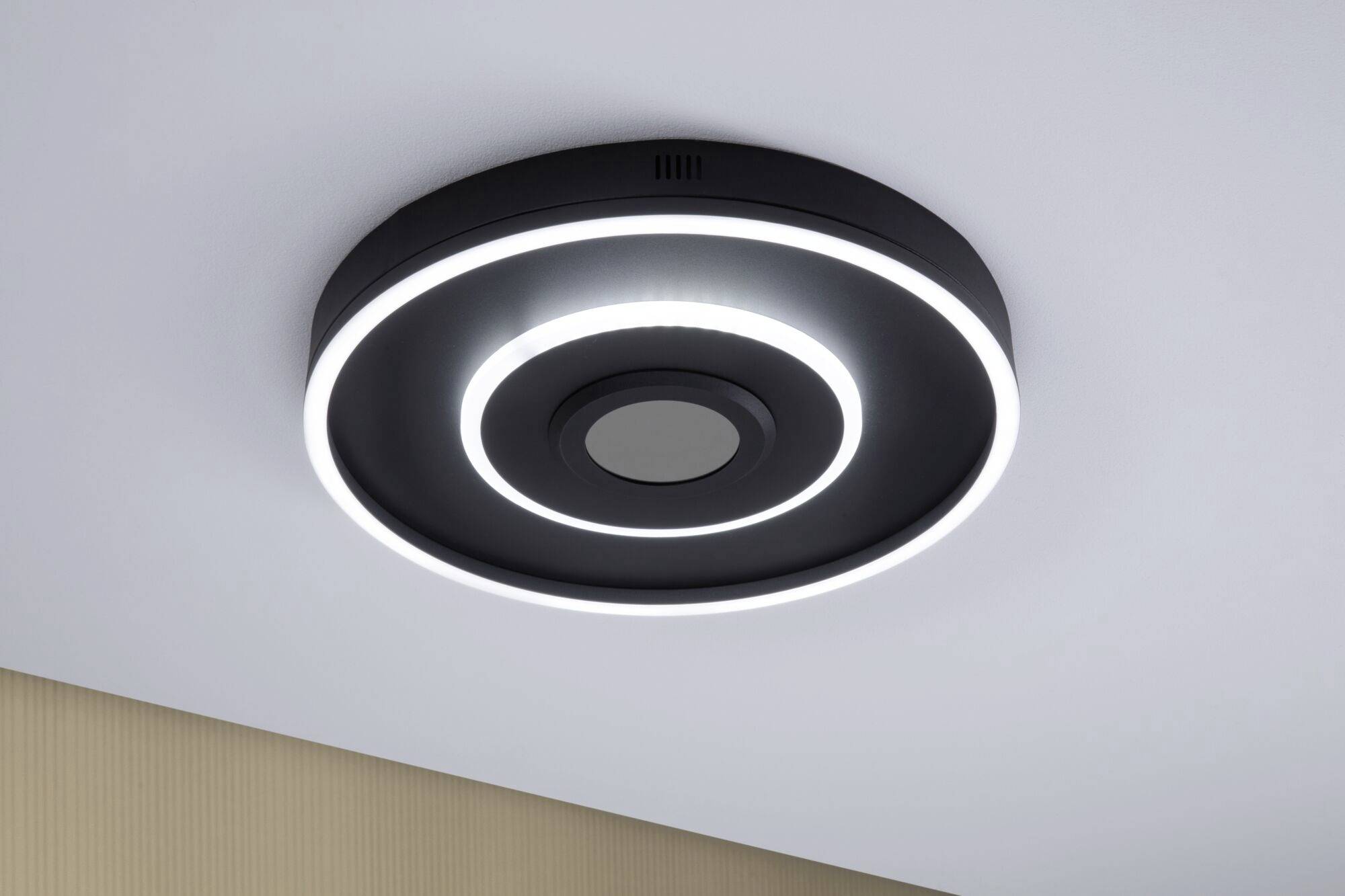 Loftlampe med cirkulære LED-lysringe monteret på hvid loft, moderne design.