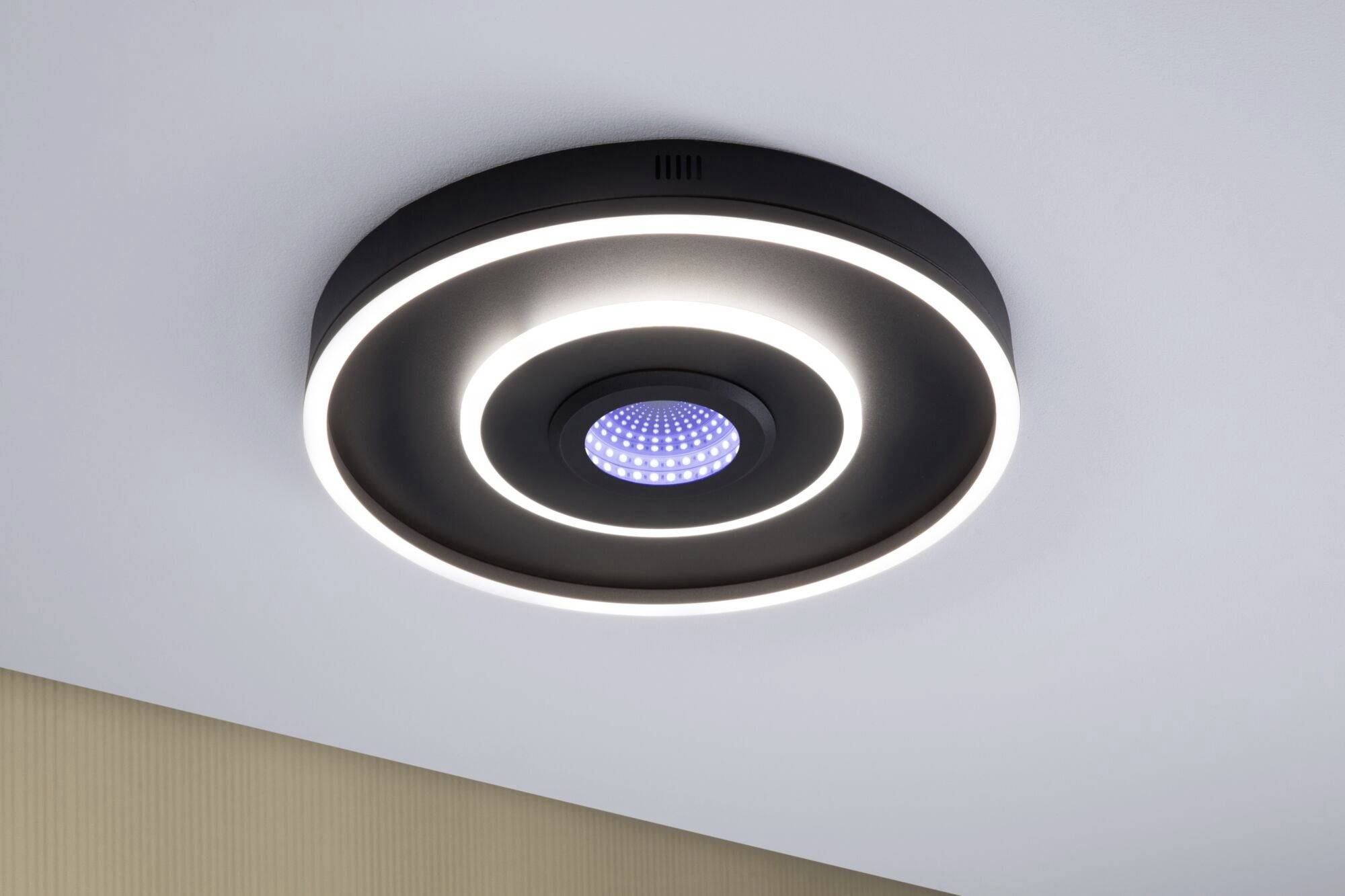 Loftslampe med moderne design, bestående af en sort ring med integrerede LED-lys og en blå midterdel.