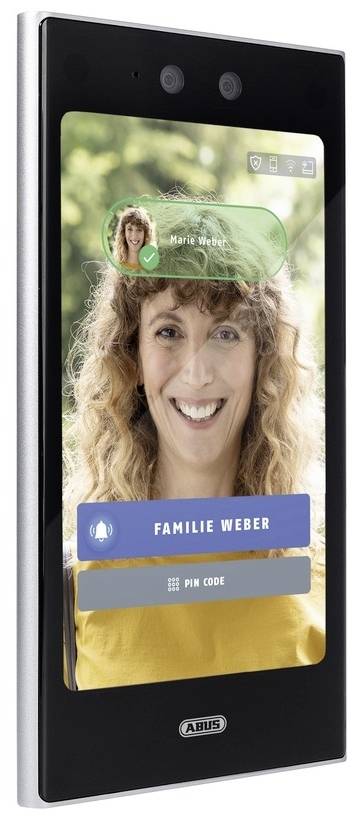 En kvinde med krøllet hår smiler på en digital skærm. Øverst står der 'Marie Weber', og nedenunder er der knapper med 'FAMILIE WEBER' og 'PIN KODE'.