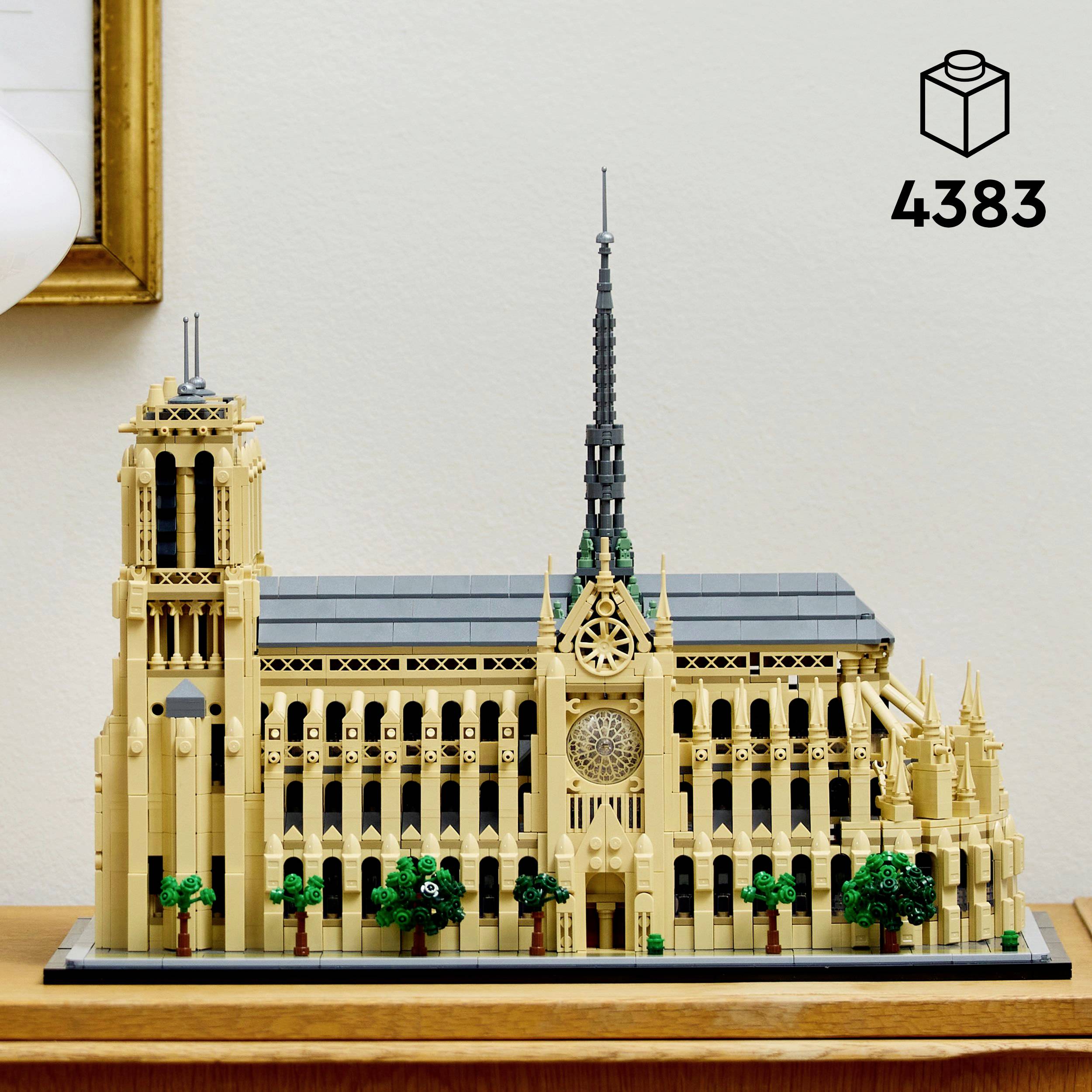 En LEGO-model af en gotisk katedral, med detaljerede tårne, et rosetvindue og en høj tårntop, antal '4383'.