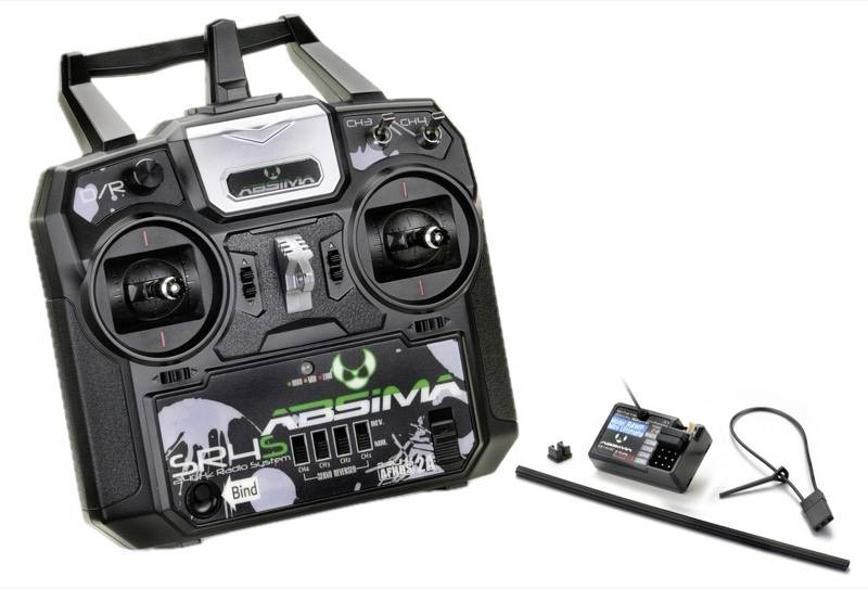 RC-fjernbetjening med to joysticks og forskellige kontakter, mærke Asima. Ved siden af en modtager, bindingsstift og kabler.