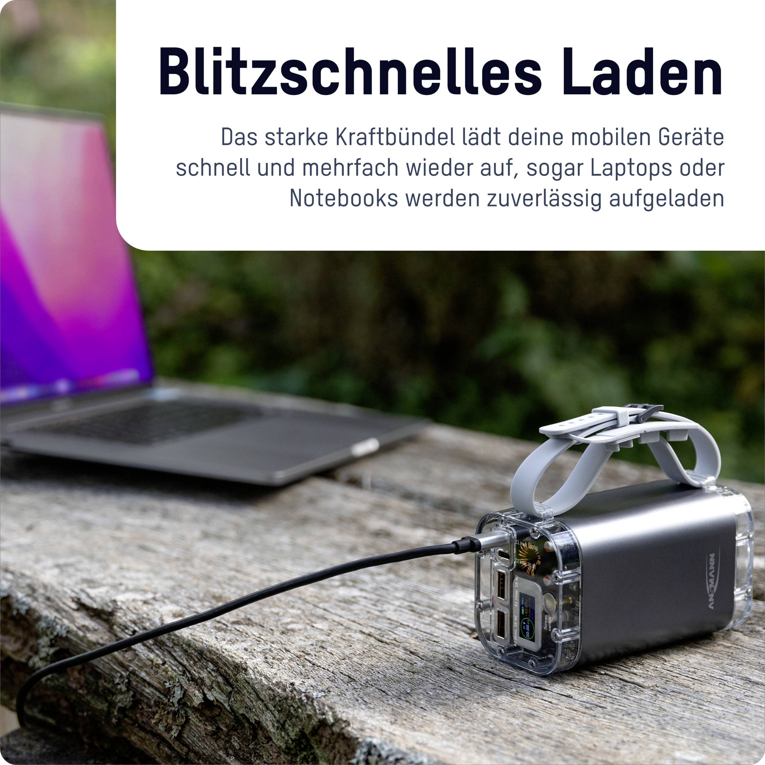 Lynhurtig opladning: Bærbart oplader og notebook udendørs. Hurtig opladning af smartphones og laptops demonstreret.