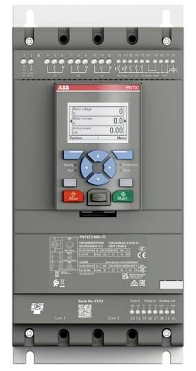 En elektronisk enhed med skærm og kontroltaster. Foroven findes tilslutningsklemmer, forneden tekniske oplysninger.