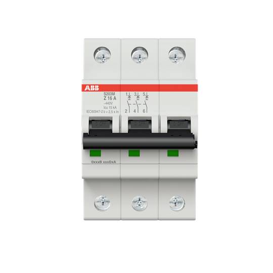 En trepolet afbryder fra ABB med grønne og sorte vippearme og mærkning '230/400V', '16 A'.