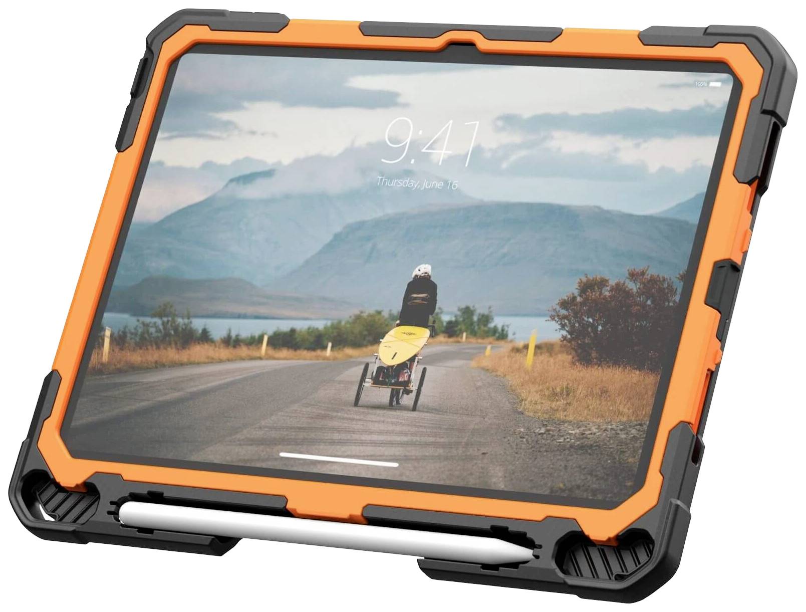 Et tablet med et robust orange-sort kabinet viser et billede af en person på en cykeltrailer, der kører på en landevej.