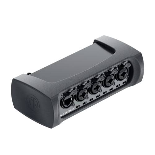 Et sort, rektangulært lydinterface med seks XLR-stik, velegnet til scene- eller studiebrug.