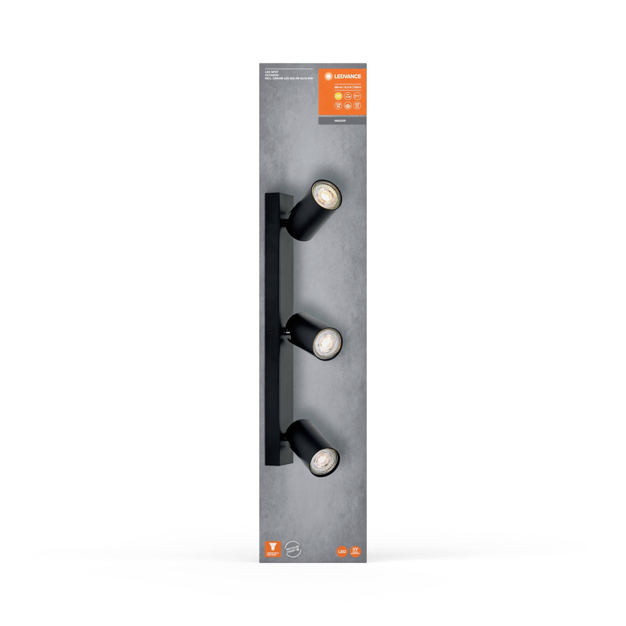 Sort væglampe med tre justerbare spots på grå baggrund. Produktdetaljer og logoer i orange bjælke øverst.