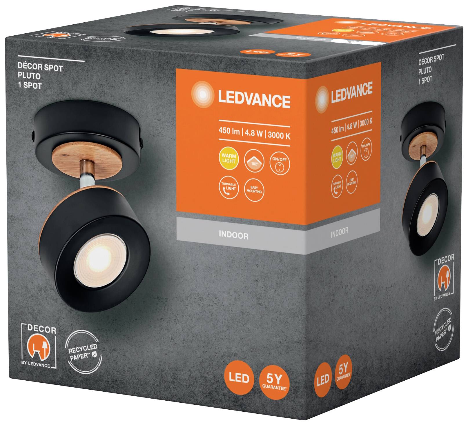 Emballage til en LED-armatur med sort lampekrop og trædetaljer. Brand-navn 'LEDVANCE', effekt 4,8W, farvetemperatur 3000K.
