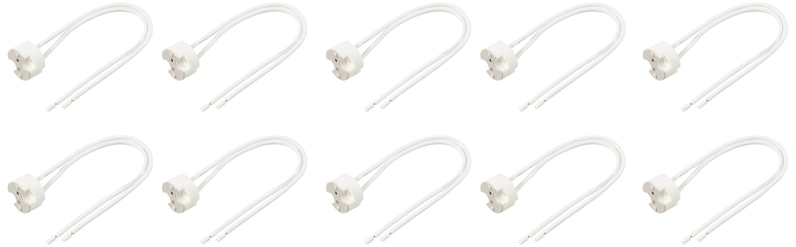 Ti hvide elektriske kabler med topolet tilslutning, symmetrisk arrangeret mod en hvid baggrund.