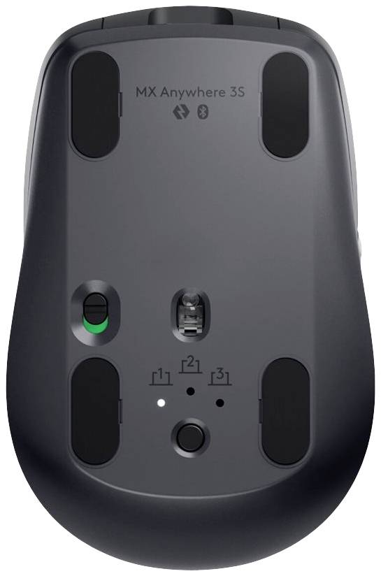 Undersiden af en sort computermuse med Logitech-logo, set med sensorens placering, tænd/sluk-knap, Bluetooth-symbol og tre forbindelsestaster.