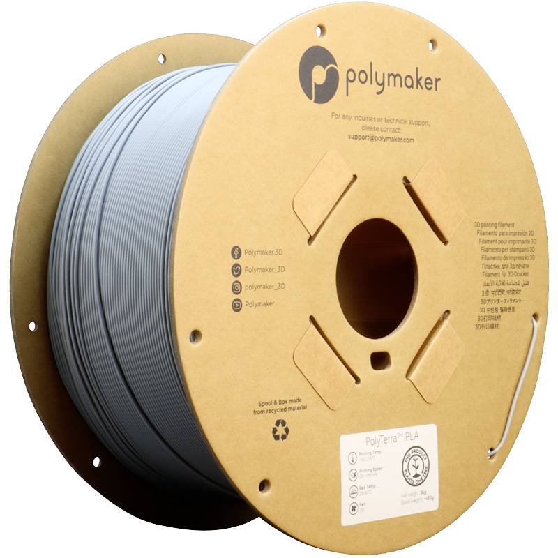 En rulle grå 3D-printfilament fra Polymaker, fremstillet af genanvendt materiale, med virksomhedens kontaktoplysninger.