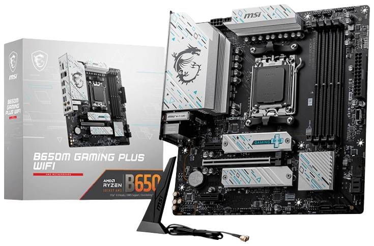 På billedet ses et MSI B650M Gaming Plus WiFi-bundkort ved siden af dets emballage. Køleribber, RAM-stik og tilslutninger er synlige.