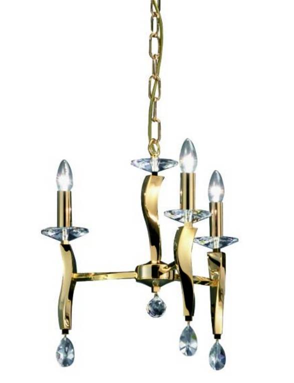 En elegant lysekrone med fire stearinlyslamper, stel i guld og krystalklare vedhæng, der hænger ned.