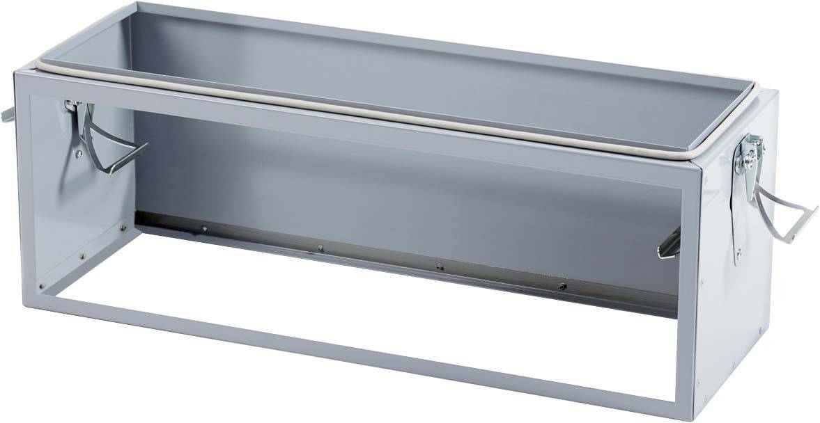 Metalindhus med rektangulær åbning og sidehåndtag, bruges til tekniske eller industrielle formål.