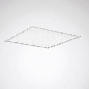 Firkantet loftslampe i moderne, minimalistisk stil med hvid ramme, centralt placeret i loftet.