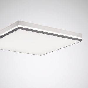 En firkantet, moderne loftslampe med en tynd, sølvfarvet ramme og et hvidt lyspanel hænger på en lysegrå loft.