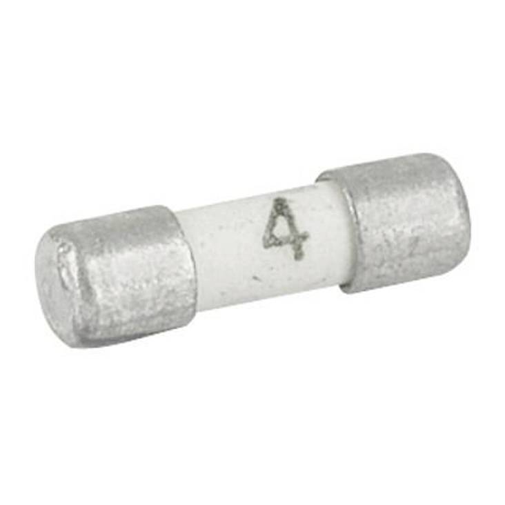 En lille, cylindrisk sikring med tallet '4' på hvid baggrund. Den har metalliske endekapper.