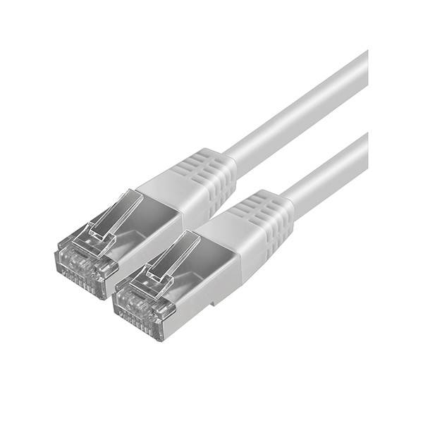 To netværkskabler i grå farve på hvid baggrund, begge med RJ-45 stik.