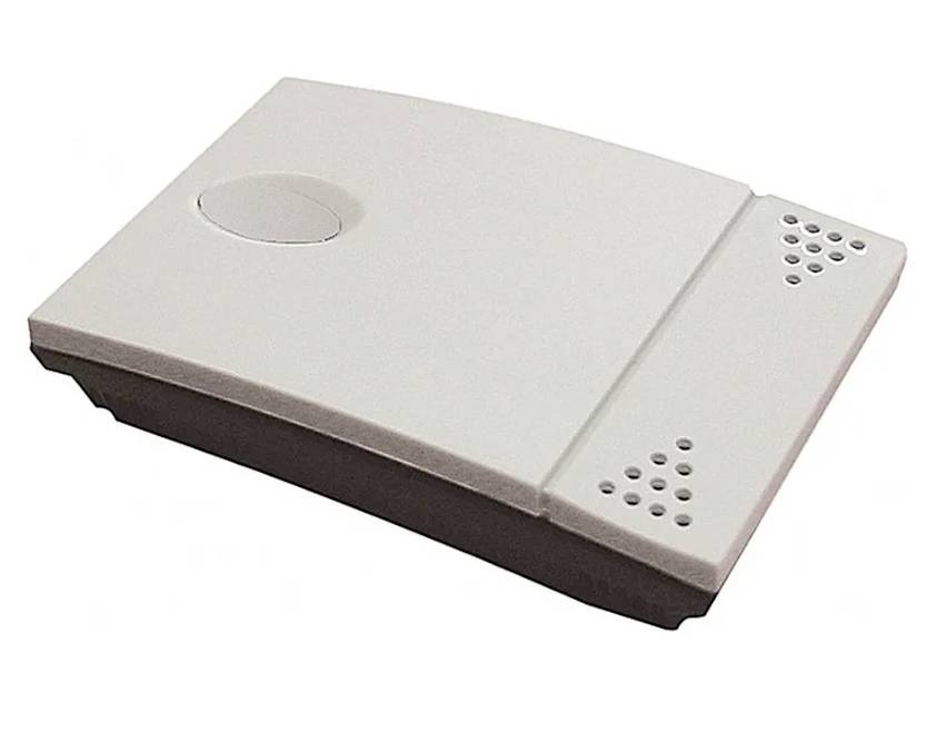 En flad, rektangulær scanner med grå kabinet og ventilationshuller, egnet til brug på skriveborde.