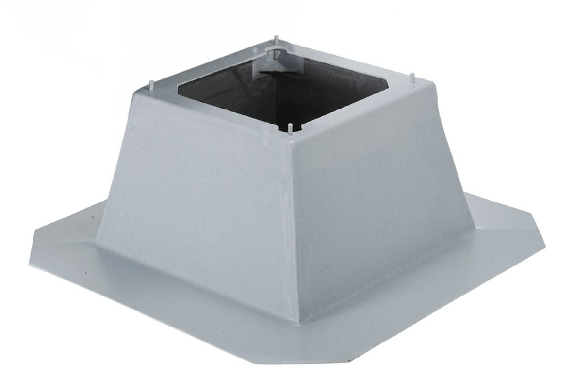 Et grå, pyramideformet tagventilationsrør i metal, som bliver smallere opad og har en firkantet åbning øverst.