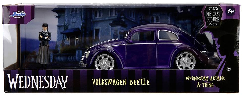 Legetøjsmodel af en lilla Volkswagen Boble med en lille figur ved siden af. Baggrunden viser en dyster bygning. Emballage med teksten 'Wednesday', 'Volkswagen Beetle', 'Wednesday Addams & Thing'.