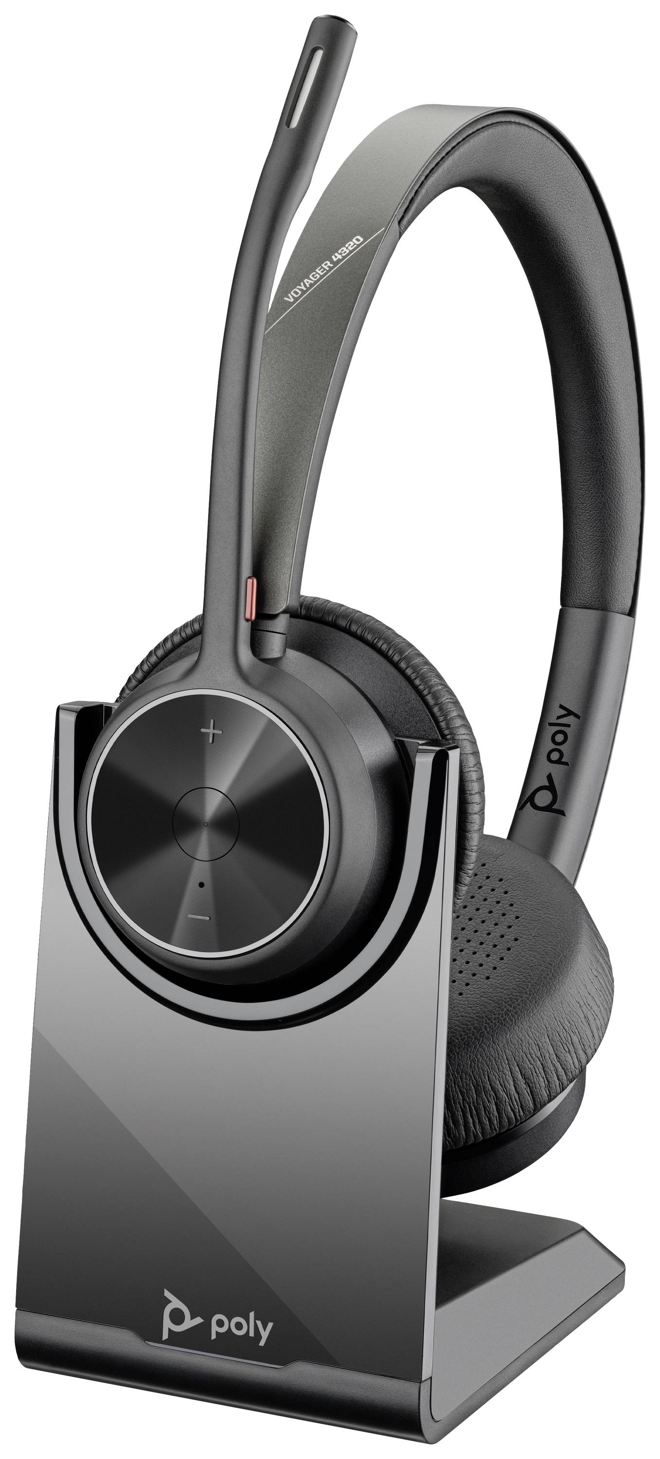 Trådløst headset på ladestationen, med mikrofonarm og volumenkontrol, mærket 'Poly'. Perfekt til opkald og møder.