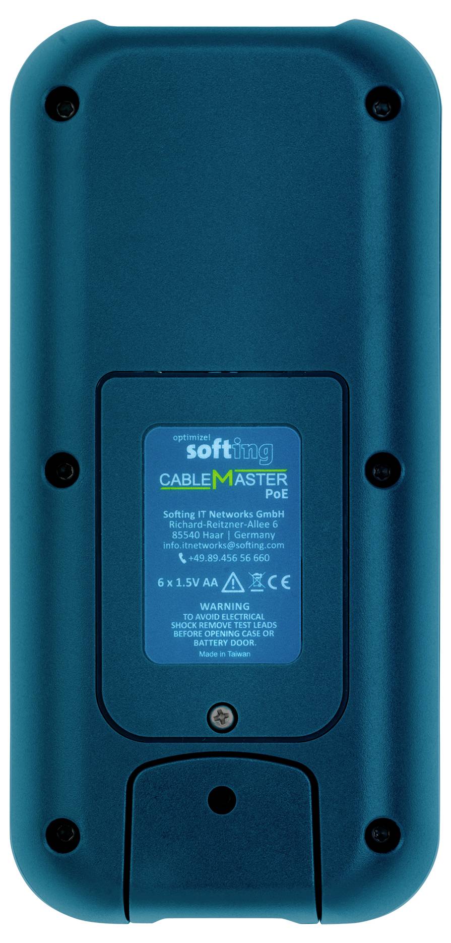 Bagside af en teal Softing CableMaster PoE-netværkskabeltester med mærket batterikammer og skruefastgørelser.