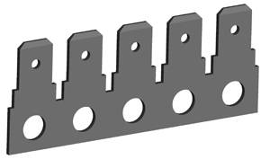 En CAD-model viser en lang metalplade med fem rektangulære flige øverst og fem store huller forneden, symmetrisk placeret.