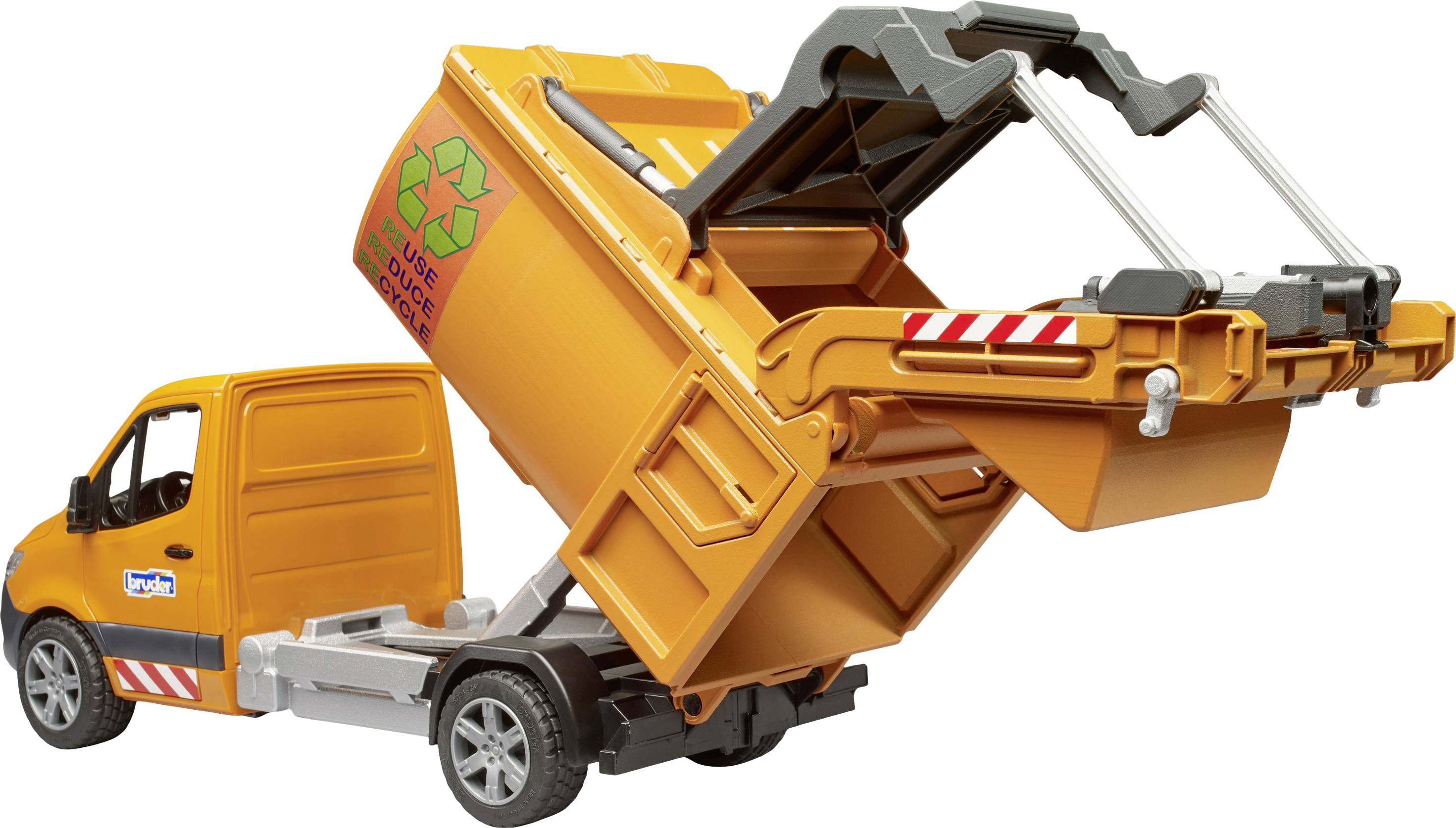 En orange skraldebil med en vippet container viser et genbrugssymbol og løfter beholderen hydraulisk.