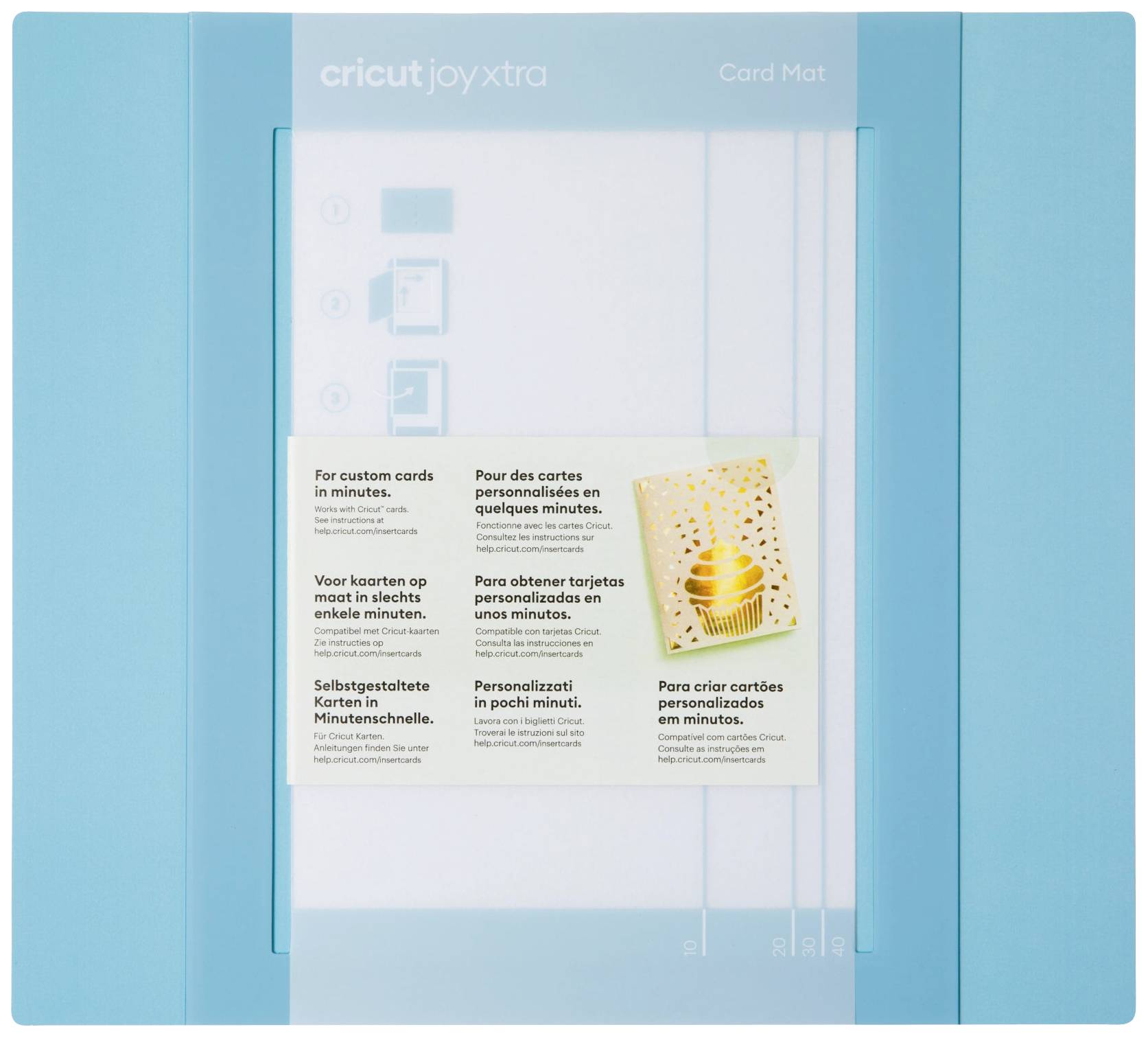 Et Cricut Joy Xtra Card Mat med vejledningstekst på flere sprog til at skabe individuelle kort på få minutter.