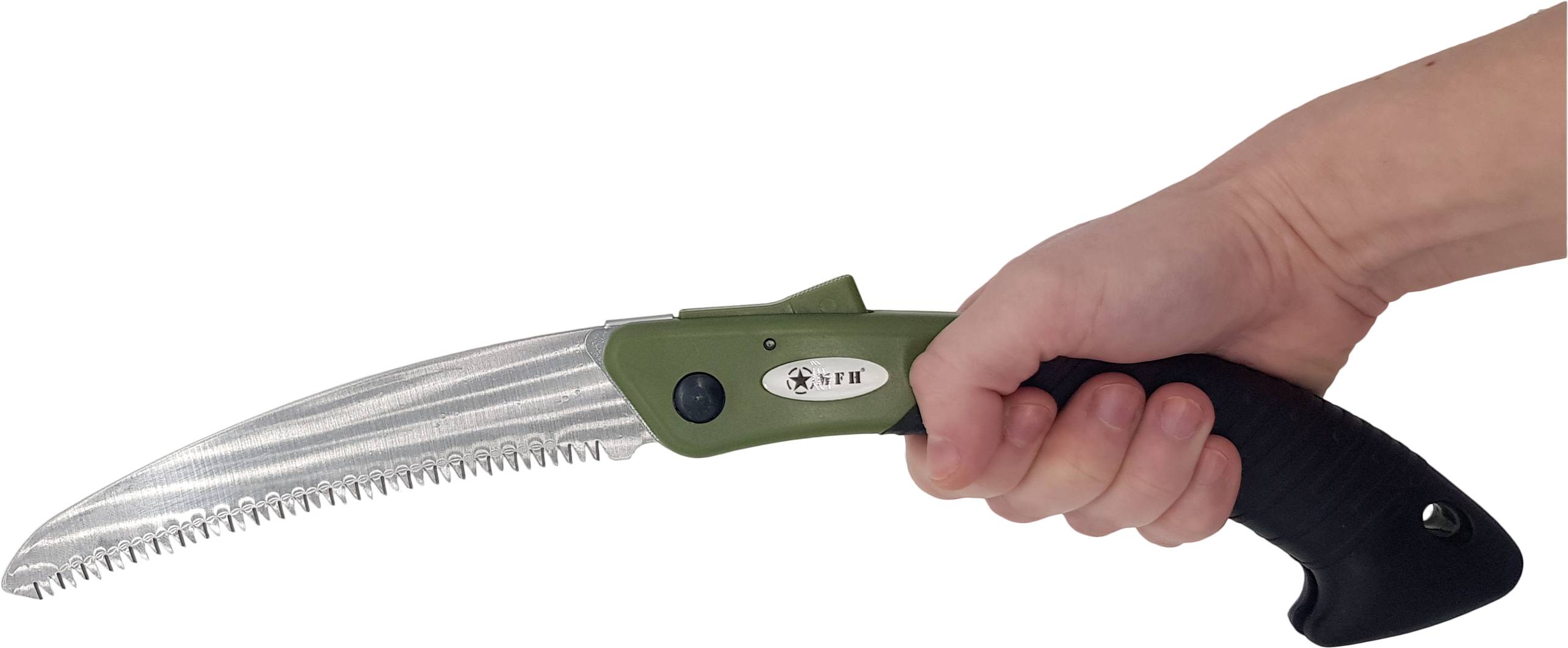 En hånd holder en foldbar sav med savtakket klinge og grønt håndtag, klar til at save.