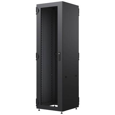 Et sort server-rack til netværksinstallation, stående på en hvid baggrund.