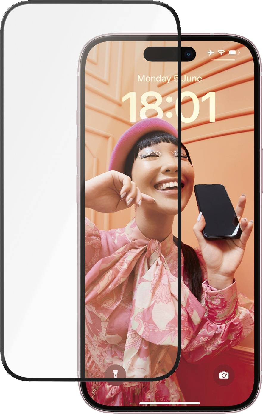 Smartphone med et billede af en smilende person iført lyserødt tøj, viser tidspunktet. En gennemsigtig beskyttelsesfilm er placeret oven på skærmen.