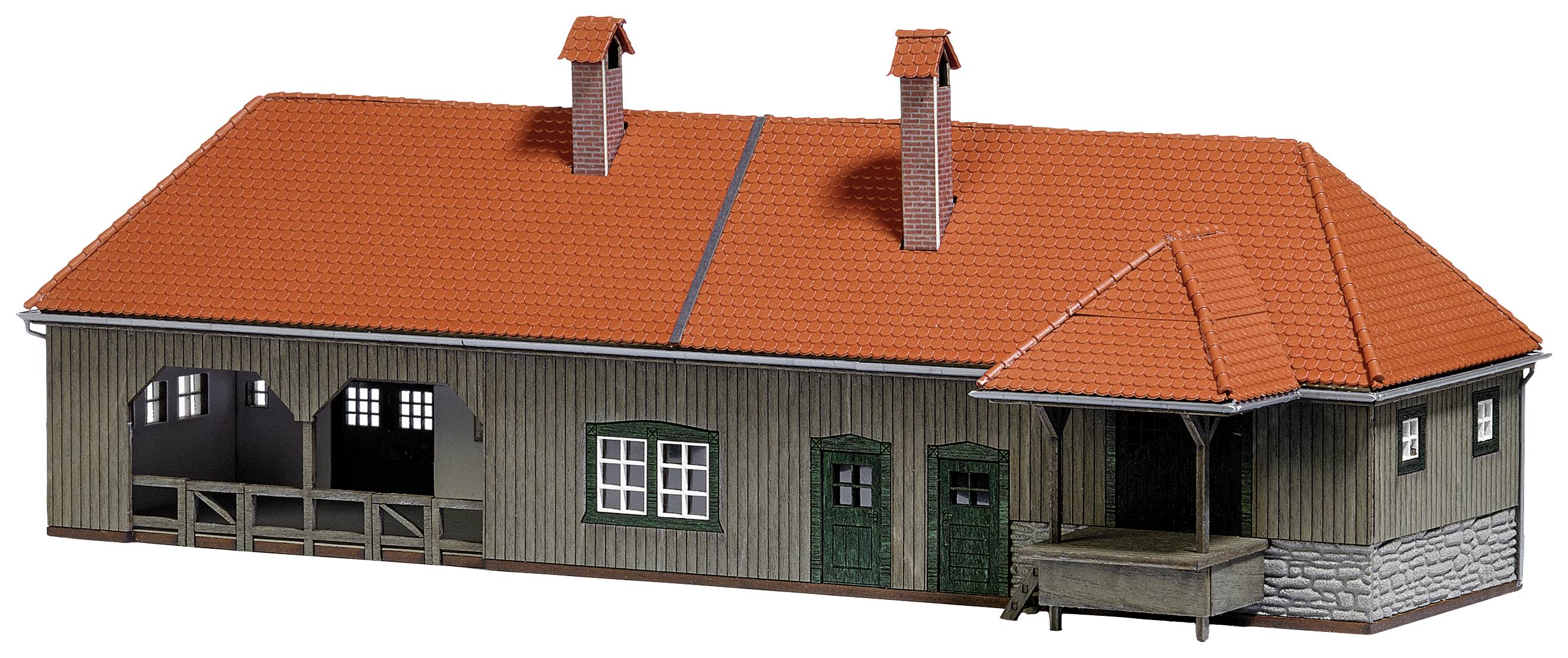 En modelbolig med træbeklædning og rødt teglTag. Den har to skorstene og et overdækket indgangsparti.