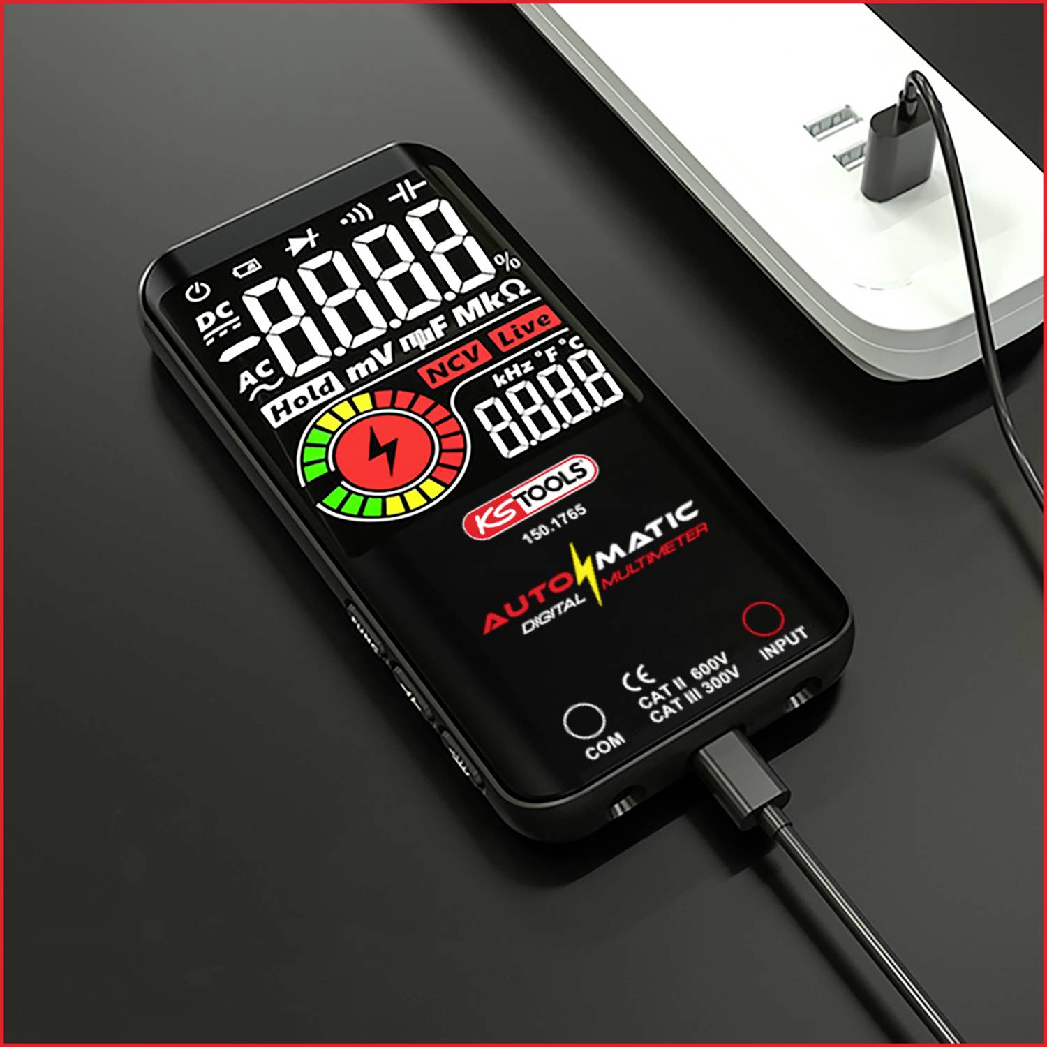 Digitalt multimeter med LED-display viser spænding, strøm og modstand. Det er forbundet til en stikkontakt via et kabel.