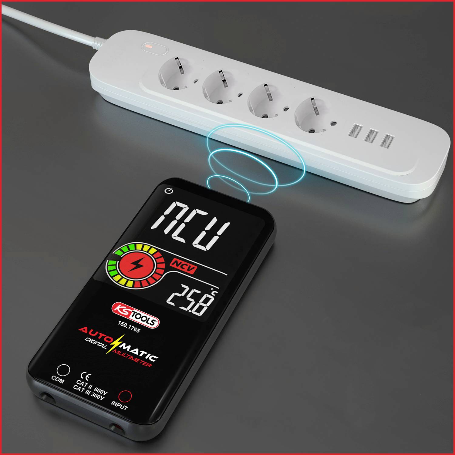 En spændingstester viser en måling på 258 V og registrerer spænding ved en tilstødende stikdåseliste med tre USB-porte.