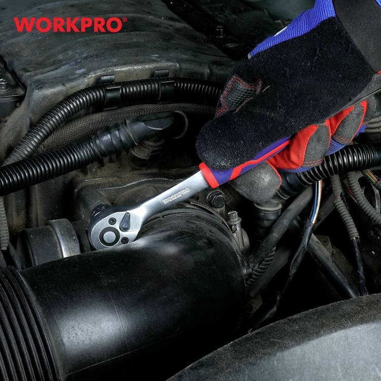 En hånd i en arbejdshandske holder en skraldenøgle og arbejder på en køretøjsmotor. Øverst til venstre er logoet 'WORKPRO' synligt.