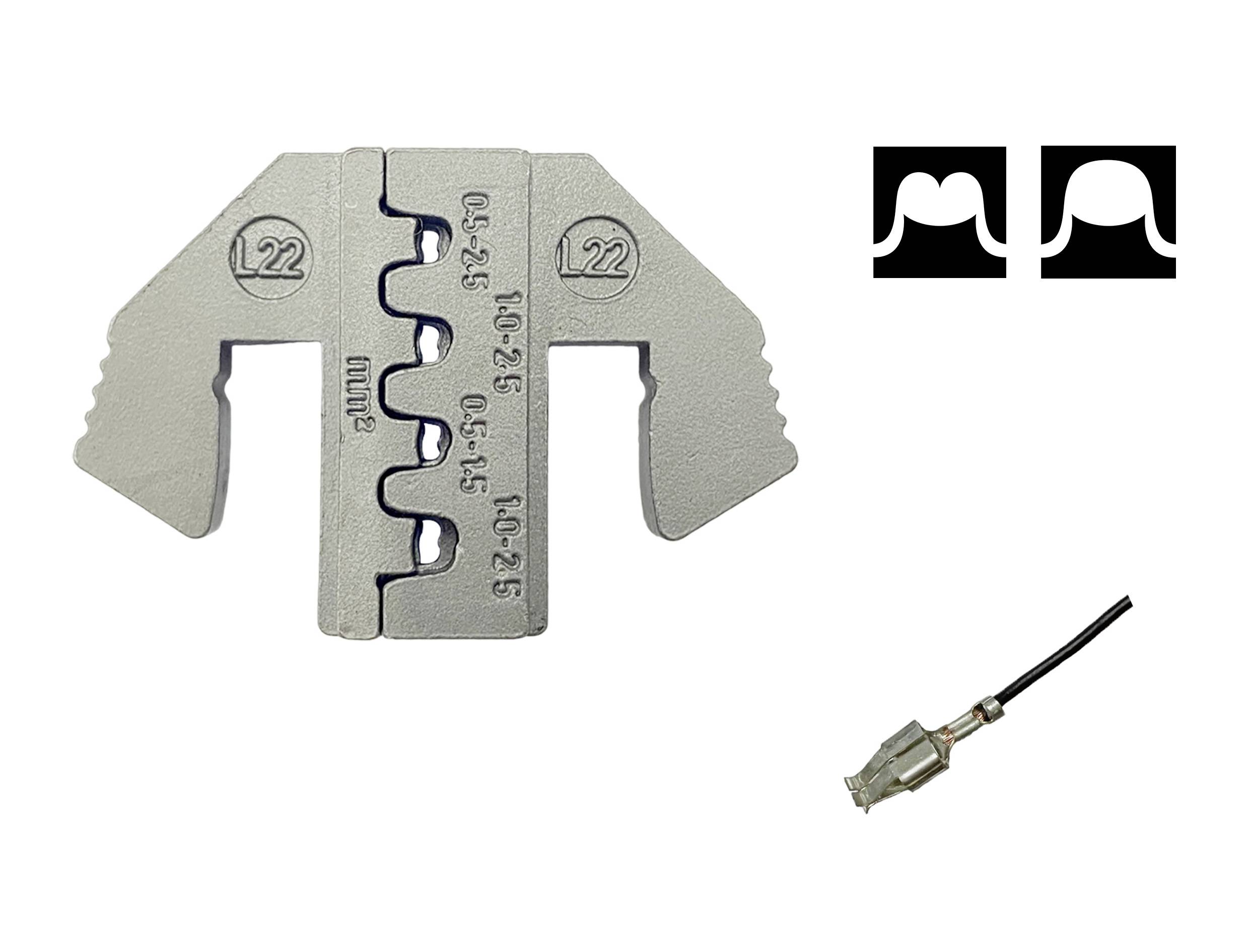Et metalværktøj med markeringer 'Dec-25', 'Oct-25', 'Aug-25' og 'L22'. Ved siden af en lille kabel med stik og to logoer øverst til højre.