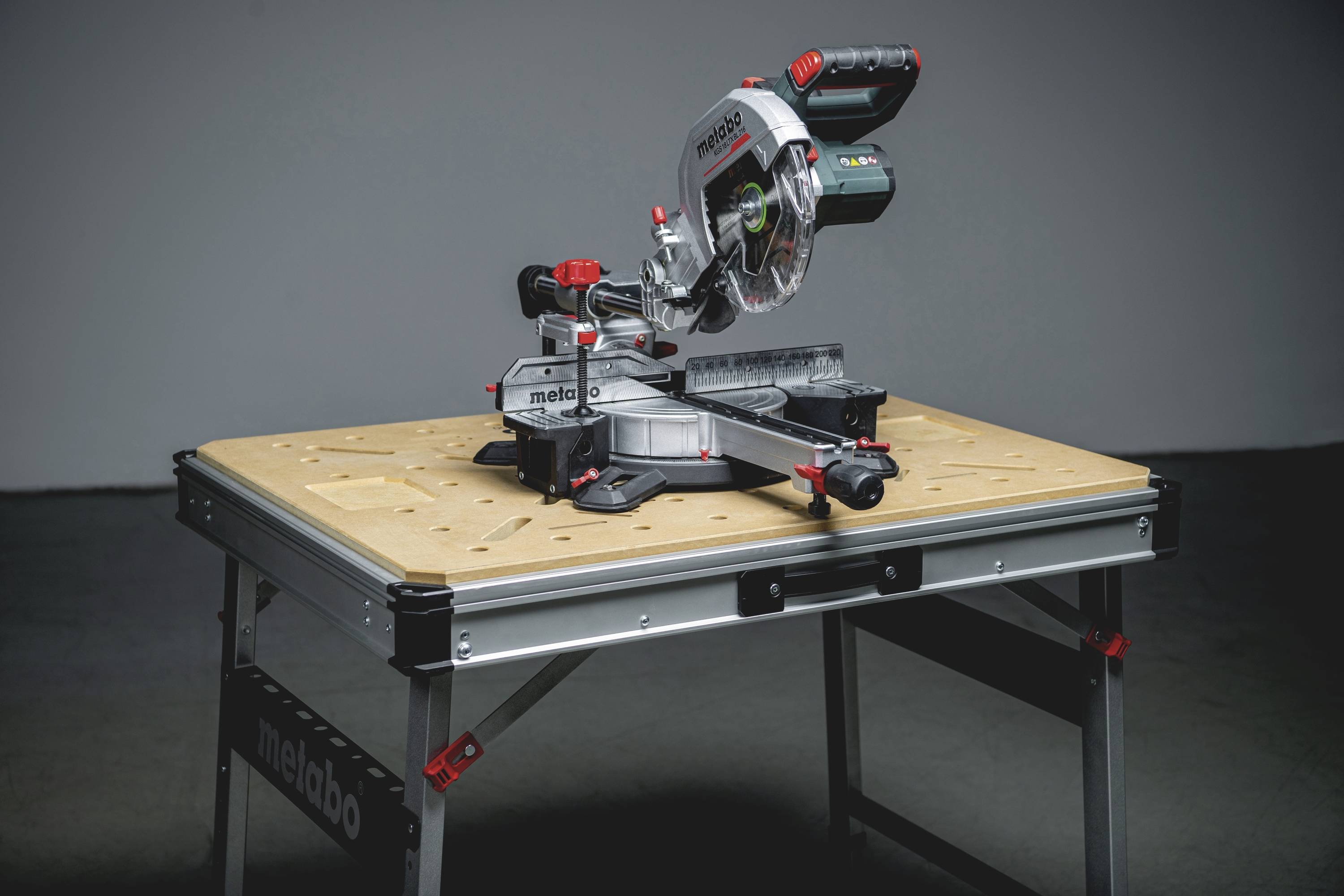 Kapsav på arbejdsbord i værkstedsindretning.