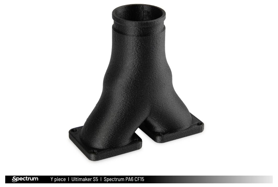 Et sort Y-stykke i plast med glat overflade og to sideudgange. Egnet til tekniske anvendelser.