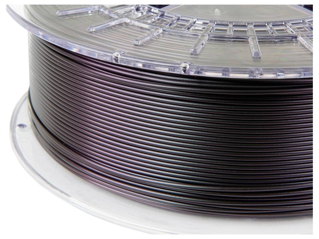 En rulle med sort, skinnende filament til 3D-printer, viklet på en gennemsigtig plastikspole.