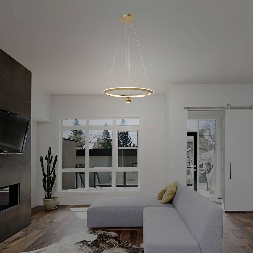 Moderne stue med stort vindue, minimalistisk grå sofa, trægulv og stilfuld lysekrone. Lys, åben atmosfære.