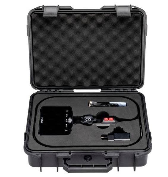 Sort kuffert med åben låg, foret med skumgummi, fyldt med en elektronisk enhed og tilbehør som kabler og stik.