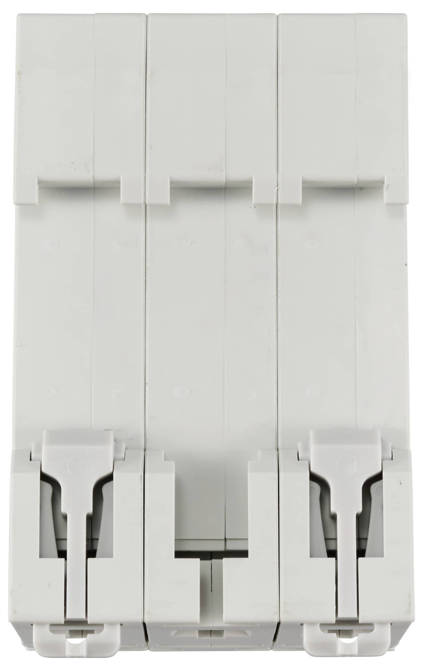 En grå, rektangulær elektrisk tavle med tre separate kontaktpladser, lukket og uden synlige mærkninger.